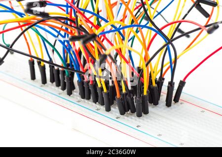 Prototyping-Platine mit einigen Drähten Stockfoto
