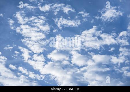 Großer blauer Himmel mit großen und kleinen weißen Wolken. Stockfoto