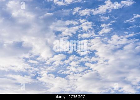 Großer blauer Himmel mit großen und kleinen weißen Wolken. Stockfoto