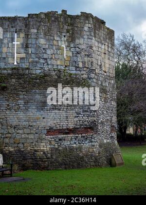 Die römischen Überreste der Multangular Turm im Museum Gardens, York, England Stockfoto