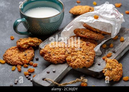 Traditionelle Haferflocken-Kekse mit Rosinen und Schokolade. Stockfoto
