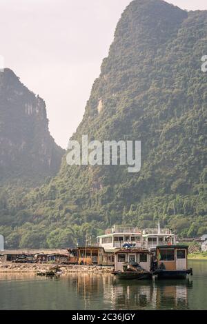 Yangshuo, China - August 2019: Fähre warten auf Passagiere auf dem Boot landen und Überfahrt mit der Fähre in Guilin, Guangxi Provinz Stockfoto