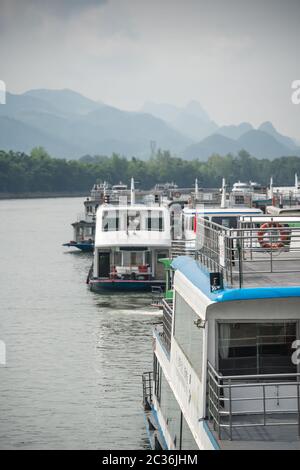 Guilin, China - August 2019: Sightseeing Boote voller Touristen auf einer Reise auf der herrlichen Fluss Li von Guilin nach Yangshuo abfliegen Stockfoto