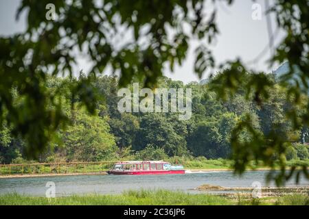 Guilin, China - August 2019: Kleine lokale Passagier Schiff segeln auf den herrlichen Fluss Li von Guilin nach Yangshuo Stockfoto