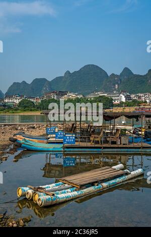 Yangshuo, China - August 2019: Kleine touristische und Fischer Boote auf dem Li Fluss Ufer, die Überfahrt mit der Fähre in Yangshuo Stockfoto