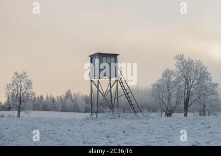 Jagd-Turm in harten Winter im litauischen Feld Stockfoto