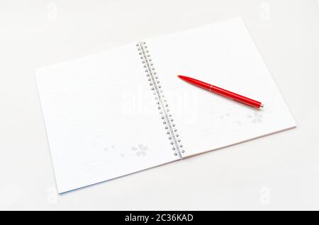 Eröffnet neues Notebook und roter Buntstift auf den grauen Hintergrund platziert Stockfoto