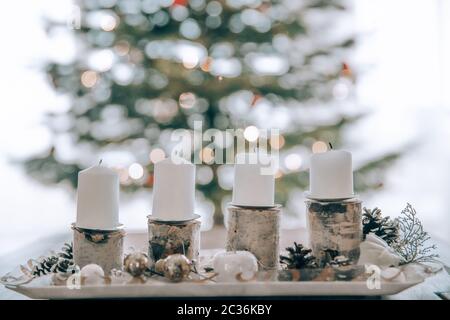 Die vier Kerzen am Adventskranz Leuchten jeden Sonntag nach der Tradition Stockfoto