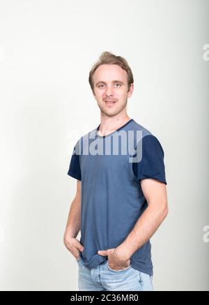 Porträt eines glücklichen gutaussehenden Mannes mit blondem Haar lächelnd Stockfoto