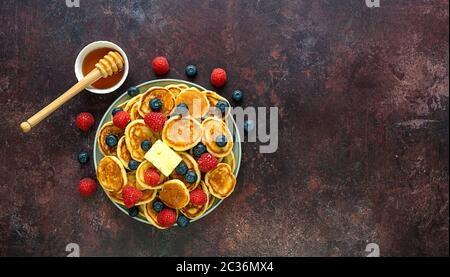 Konzept für trendiges Frühstück. Winzige Cerealien-Pfannkuchen. Stockfoto