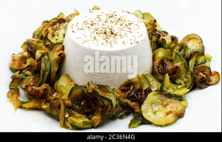 Hüttenkäse mit Zucchini und Oregano isoliert auf weißem Hintergrund Stockfoto