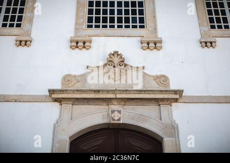 Architektonische Details der Kirche Matriz in der Innenstadt von Albufeira, Portugal Stockfoto