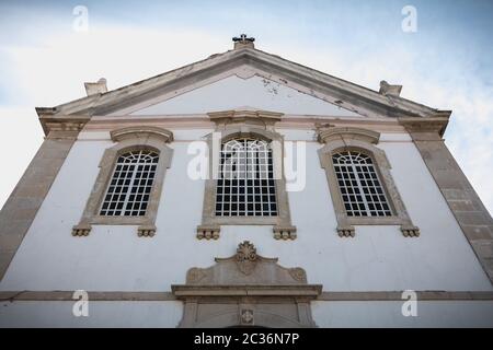 Architektonische Details der Kirche Matriz in der Innenstadt von Albufeira, Portugal Stockfoto