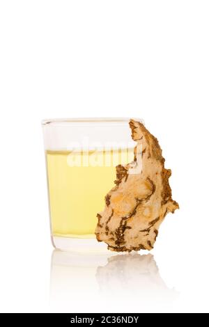 Angelica Root Slice und tinktur auf weißem Hintergrund. Heilpflanze, traditionelle chinesische Medizin. Stockfoto
