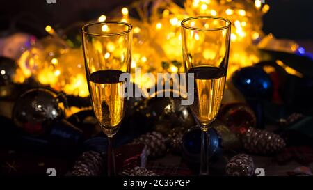 Gläser Champagner auf dem Tisch mit Weihnachten Weihnachten Spielzeug und Girlanden. Neues Jahr und Weihnachten mit Gläser Champagner, Urlaub 2020. Stockfoto