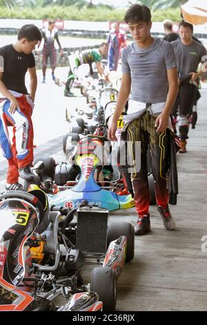 Kart-Rennfahrer, die sich nach einem Rennen für Routineabschlussverfahren vorbereiten. Stockfoto