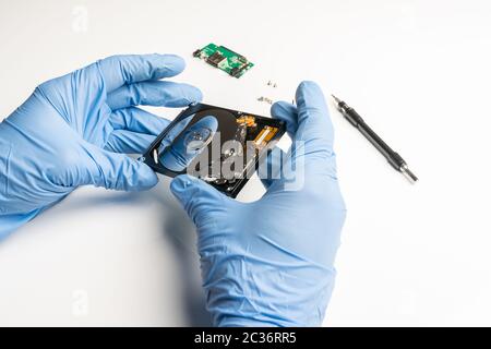 Steuerung einer Festplatte unter Laborbedingungen mit Handschuhen Stockfoto