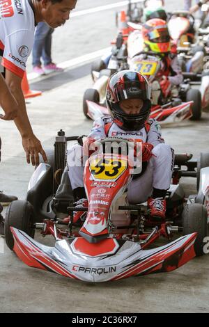 Kart-Rennfahrer, die sich nach einem Rennen für Routineabschlussverfahren vorbereiten. Stockfoto