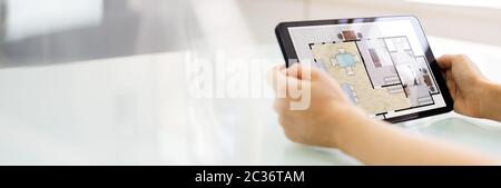 Konstruktionsingenieur Zeichnung Plan Auf Tablet-Computer-Bildschirm Stockfoto