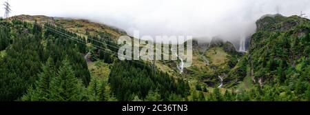 Panoramasicht von der alp "Hintersee" im Nationalpark "hohe Tauern" auf die Bergkette "Felbertauern" mit Wasserfällen und Elektroantrieb Stockfoto