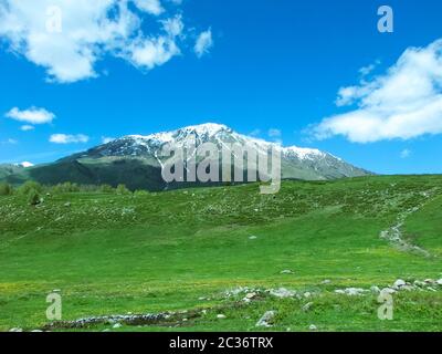 Landschaftlich schöne Aussicht auf Altay Bergkette von Hemu Village, einem kleinen Dorf mit schöner Berglandschaft in Xinjiang China. Stockfoto