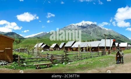 HEMU Village, ein kleines Dorf in der wunderschönen Altay Bergkette in Xinjiang China. Stockfoto