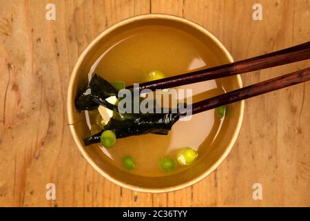 Miso Suppe im Takeaway Schale von oben. Der traditionellen asiatischen Küche. Stockfoto