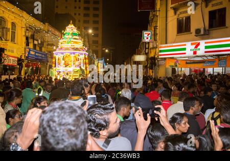 Die Menschenmenge versammelt sich im Sri Maha Mariamman Tempel, Kuala Lumpur, Malaysia, um die Einweihung des Thaipusam Wagenzugs zu erleben. Stockfoto