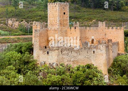 Burg von Almourol ist eine mittelalterliche Burg in Zentralportugal befindet sich auf einer kleinen Felseninsel mitten in den Fluss Tejo. Stockfoto