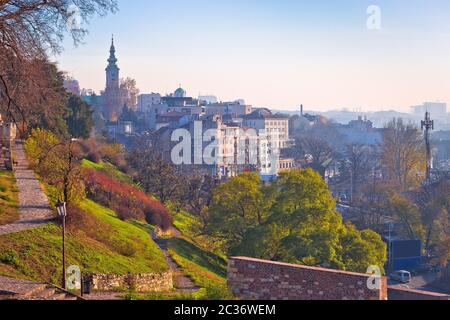 Belgrad. Blick von der Festung Kalemegdan Gehweg auf alte Wahrzeichen der Stadt, der morgendliche Blick auf die Hauptstadt von Serbien Stockfoto