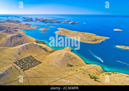 Nationalpark der Kornaten Inseln. Einzigartige Wüsteninseln aus Stein im mediterranen Archipel. Region Dalmatien in Kroatien Stockfoto