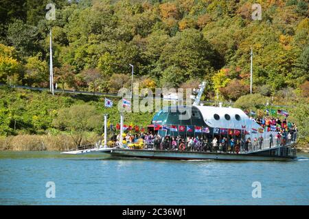 Nami Island Fähre, die Besucher auf die Insel während dieser schönen Herbstsaison in Südkorea. Stockfoto