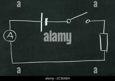Der Schaltplan gezeichnet auf einer Tafel mit Kreide Stockfoto