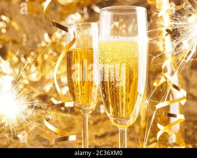 Frohes neues Jahr. Weihnachten und Neujahr Urlaub Hintergrund in Gold zwei zwei Gläser Sekt und Wunderkerzen Stockfoto