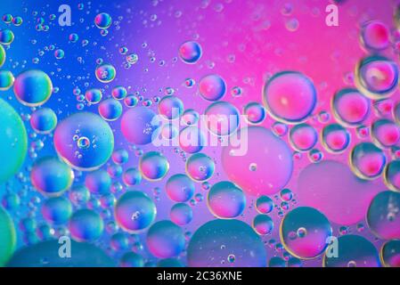 Öl Tropfen in Wasser. Defokussierten abstrakte psychedelische Muster Rosa und blauen Bild. Zusammenfassung Hintergrund mit bunten Farbverläufe. Stockfoto