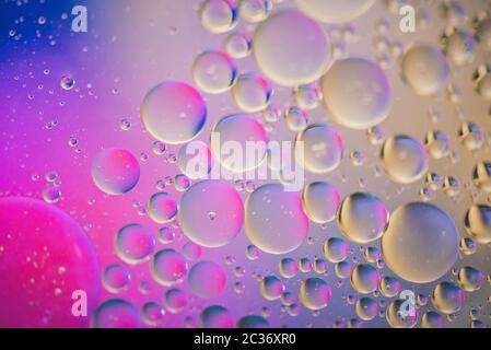 Öl Tropfen in Wasser. Abstrakte psychedelische Muster Bild bunt. Zusammenfassung Hintergrund mit bunten Farbverläufe. Freiheitsgrad. Stockfoto