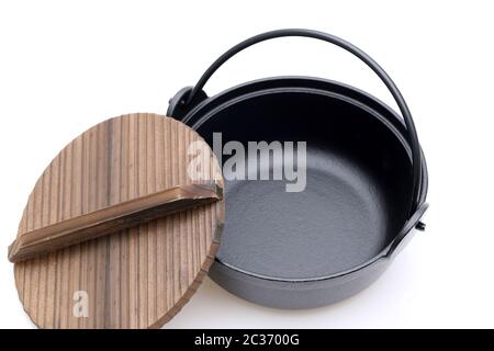 Japanische Geschirr, Eisen Nabe für heiße Küche mit Holz lidã € Stockfoto