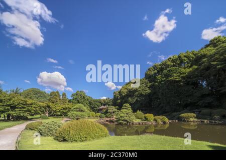 Taiwan Pavillon Kyu-Goryo-Tei mit Blick auf den oberen Teich und umgeben von Kiefer und Ahorn Stockfoto