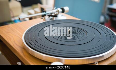 Nahaufnahme des modernen Plattenspielers mit Plattenplatte. Nadel einer Schallplatte aus Vinyl. Konzept der Audiogeräte der Tontechnik Stockfoto