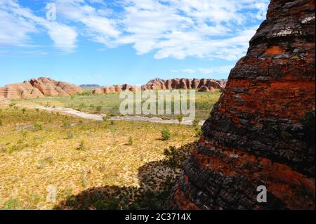 Die Panoramalandschaft des Purnululu National Park oder Bungle Bungles, die zum Weltkulturerbe gehören, im Outback von Western Australia. Stockfoto