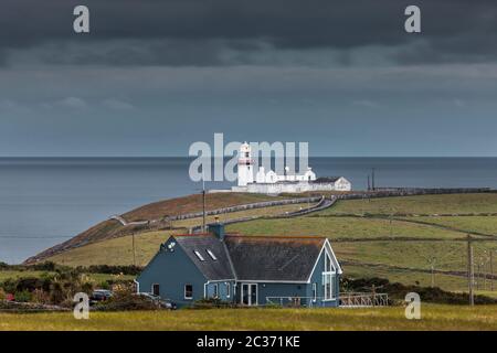 Galley Head, Cork, Irland. 19. Juni 2020.Frühe Morgenbeleuchtung beleuchtet den Galey Head Leuchtturm gegen den brütenden Himmel einer entgegenkommenden Wetterfront in Co. Cork, Irland. - Credit; David Creedon / Alamy Live News Stockfoto