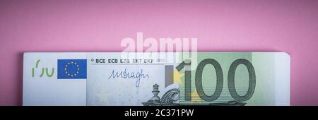 Euro cash auf einem Lila, Lila und Rosa Hintergrund. Euro Banknoten Geld. Euro Geld. Euro Rechnung. Für text Stockfoto