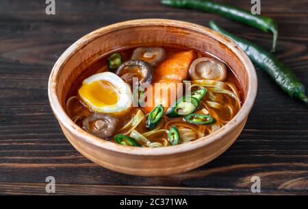 Schüssel würziger Ramen mit Chili geröstetem Lachs Stockfoto