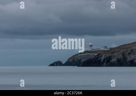 Galley Head, Cork, Irland. 19. Juni 2020.Frühe Morgenbeleuchtung beleuchtet den Galey Head Leuchtturm gegen den brütenden Himmel einer entgegenkommenden Wetterfront in Co. Cork, Irland. - Credit; David Creedon / Alamy Live News Stockfoto