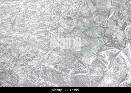 Kratzer von Schlittschuhen auf dem Eis der Eisbahn. Ideal für Konzepte und Hintergründe. Stockfoto