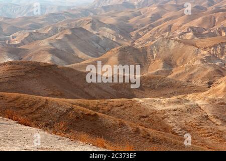 Landschaftlich reizvolle bergige Judäische Wüste Landschaft in der Nähe von Jericho, Israel Stockfoto