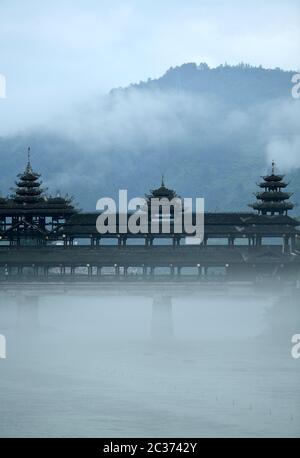 Peking, China. Juni 2020. Das Foto vom 17. Juni 2020 zeigt eine Brücke im Xuan'en Bezirk Enshi Tujia und der autonomen Präfektur Miao, der zentralchinesischen Provinz Hubei. Quelle: Song Wen/Xinhua/Alamy Live News Stockfoto