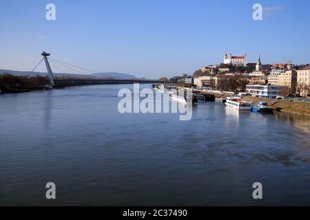 Blick auf den Fluss Bratislava an einem sonnigen Tag Stockfoto