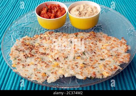 AKI ROTI MIT TOMATEN UND KOKOSNUSS-CHUTNEY Stockfoto