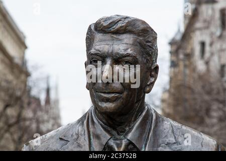 Budapest, Ungarn - 25. März 2018: Statue von Ronald Reagan in der Nähe des ungarischen Parlamentsgebäudes im Regierungsbezirk Bud Stockfoto